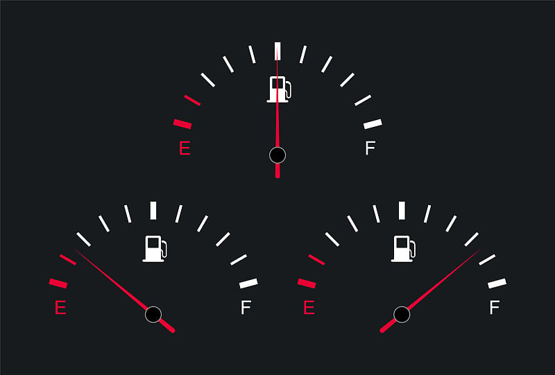 燃料表和指示器。汽车仪表板。汽油表。油箱满了，空了。