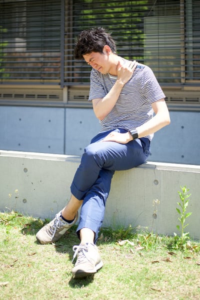 抱怨肩膀疼的男人