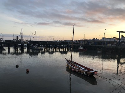 海岸平静的布瑞灵顿港黄昏，布瑞灵顿港，东赖丁，约克郡海岸线，北海，英国约克郡海岸，英格兰，英国