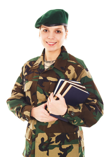 微笑的士兵女孩穿着军装