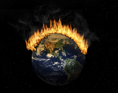 外太空的地球被火焰吞没
