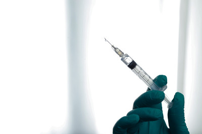 医生为治疗病人准备了注射器。