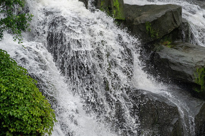 雨后，岩石前面的瀑布更大了