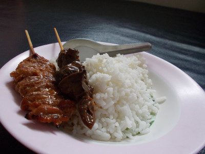 米饭配美味的烤猪肉和肝。