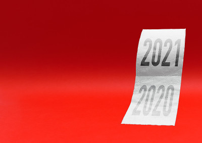 红色背景下的卫生纸卷上写的2020字。2020年新年创意理念。变化或年度结论的概念。文本空间