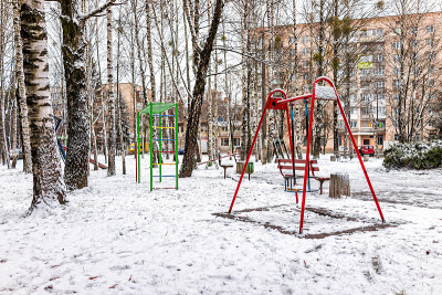 旧苏联公寓和操场上的里夫内，乌克兰在冬天寒冷的雪天气灰色阴沉的贫困建筑