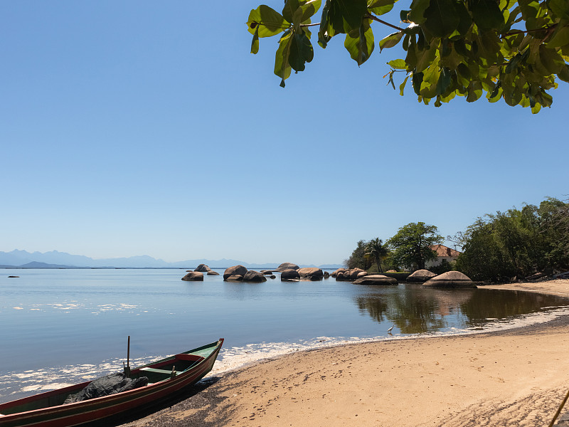 Catimbaú海滩一角，渔船和岩石的背景，Paqueta，巴西，里约热内卢