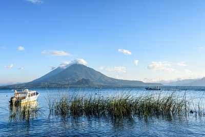 危地马拉阿提特兰湖，两座火山和船只