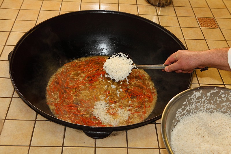 用大碗烹制肉饭