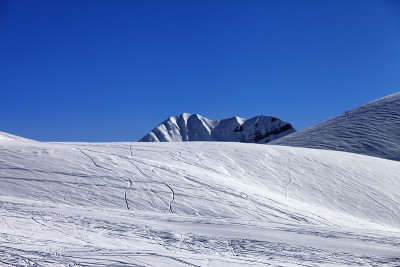 在阳光明媚的早晨滑雪