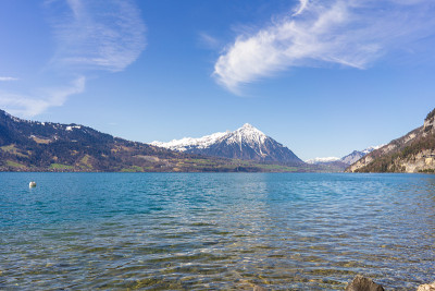 因特拉肯湖对岸的山景