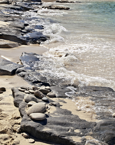 海滩海岸与海浪和岩石加勒比