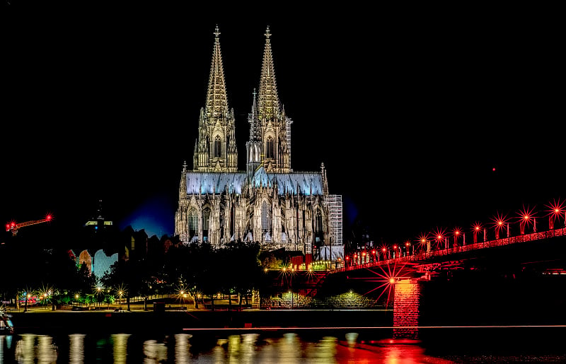 科隆大教堂(Kolner Dom)夜景和霍亨索伦大桥下的莱茵河，