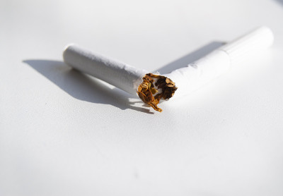 白色背景上的碎烟，戒烟概念，极简主义风格，选择性焦点