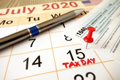 月历显示日期为2020年7月15日，以1040表格和笔标记为纳税日