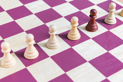 在棋盘上与其他白兵排成一列的黑兵