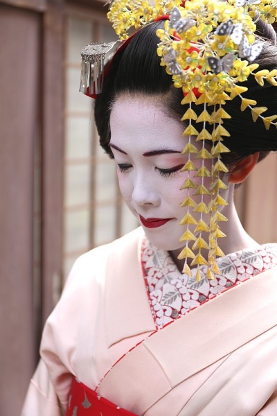 舞妓走在日本京都祗园的街道上