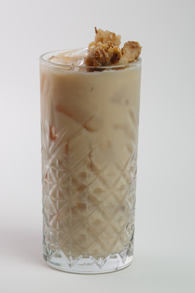 美丽可口的鸡尾酒在一个透明的装饰玻璃
