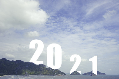 白色的2021号与日出和早晨的天空在海上。欢迎圣诞快乐，2021年新年快乐。
