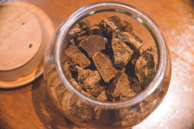 用压榨机从甘蔗中手工榨汁，榨出的汁被煮成美味的手工红糖。