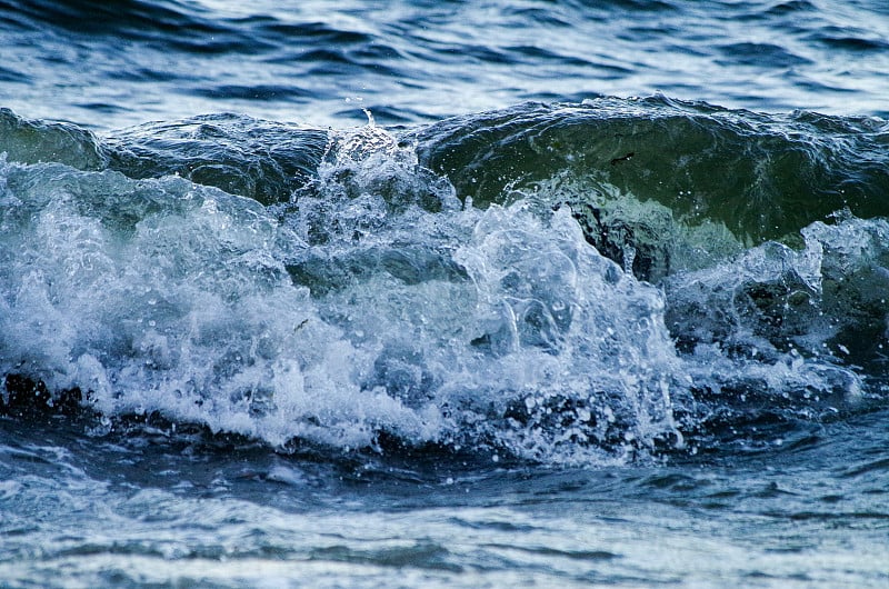 海浪拍打