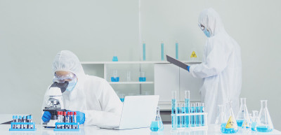 科学家covid-19病毒抗体研究实验室研究实验生物技术培养病毒疫苗。科学家看显微镜实验实验室科学试