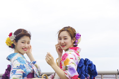 妇女在夏季和服
