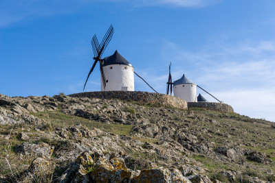 拉曼查(La Mancha)位于康苏埃格拉(Consuegra)上方山顶上的传统西班牙风车
