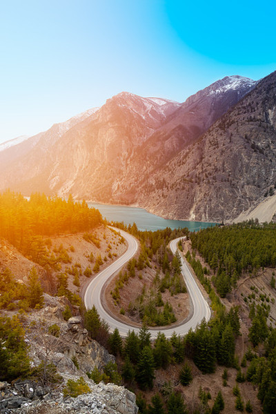 风景优美的道路在加拿大山区景观
