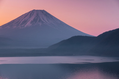 从本须子湖看富士山，山梨县，日本。
