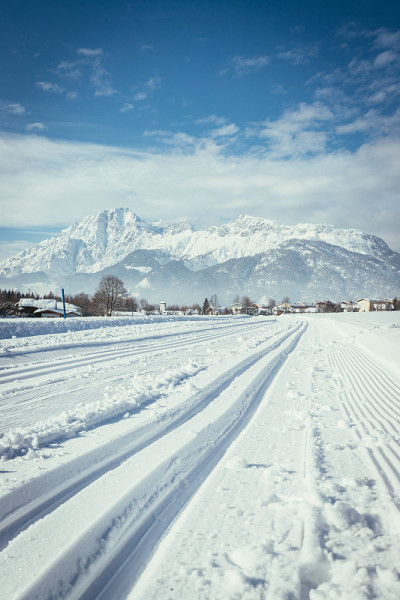 奥地利越野滑雪:斜坡，新鲜的白色粉末雪和山脉