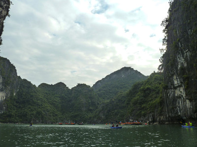 游客在下龙湾皮划艇-越南