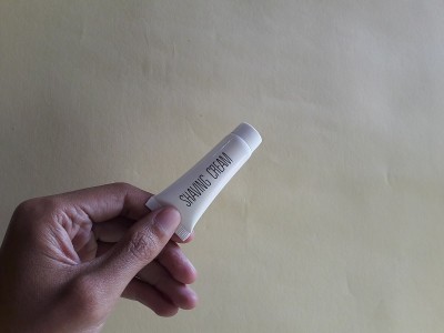 手拿剃须膏的照片