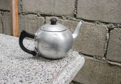 古董茶壶泰国桌上水磨石背景