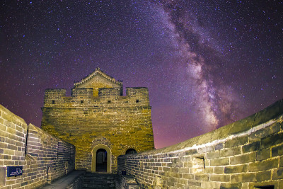 长城在星空下，美丽的银河在天空中