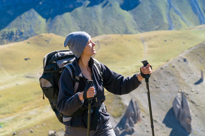 徒步登山的女人