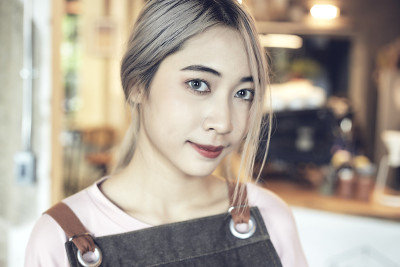 亚洲女性咖啡师在咖啡馆工作的女性小生意