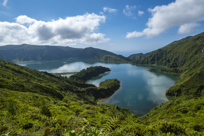 在圣米格尔岛，亚速尔群岛上的Lagoa do Fogo令人惊叹的景色