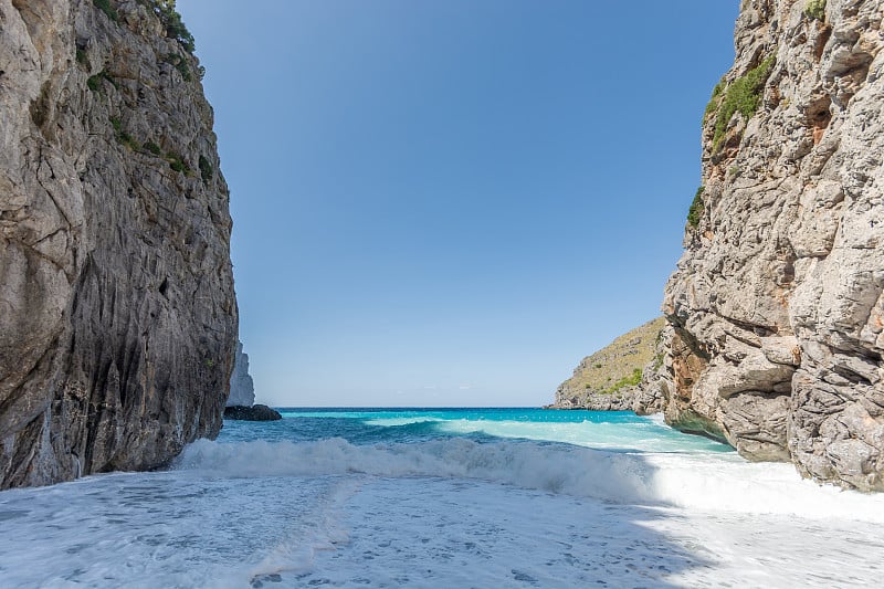 波涛汹涌的巴黎激流海滩(萨卡洛布拉)