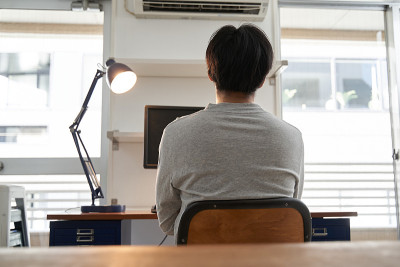穿着便衣的日本男商人正考虑在家工作