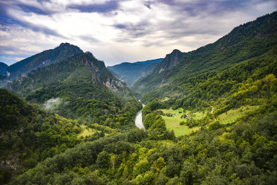 欧洲黑山的塔拉峡谷山脉景观。山的风景。