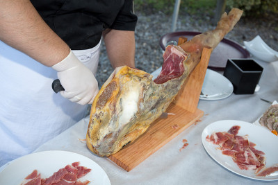 厨师片火腿。Jamon塞拉诺。典型的西班牙熟食店