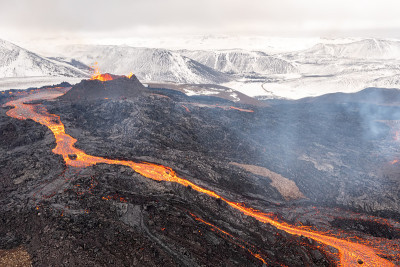 在冰岛法格拉达尔火山喷发的熔岩上飞行，冰岛
