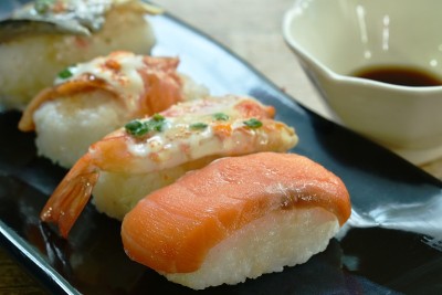 寿司日本食物与芥末蘸酱油