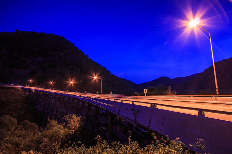 道路上的黄昏