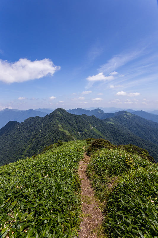 从日本龟森山向富士山方向观看