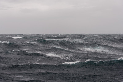 波涛汹涌的海面
