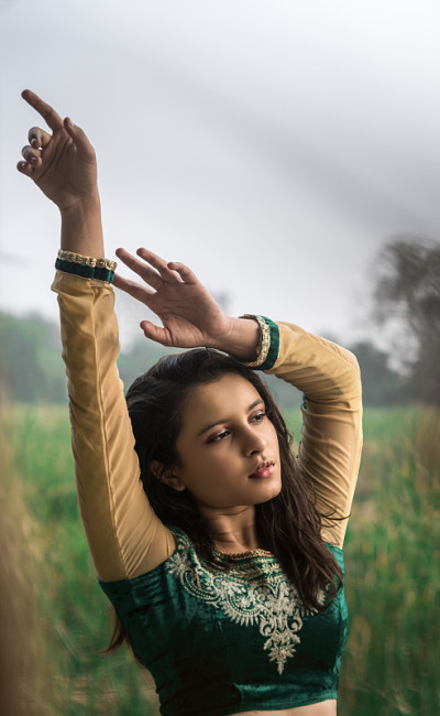 印度女孩在传统印度服装lehenga choli