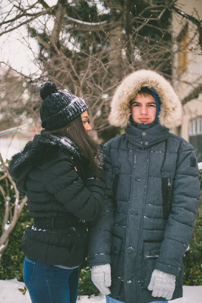 男孩和女孩在玩雪