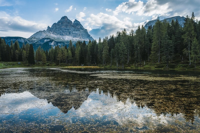 鸟瞰图的拉戈安东诺湖，Tre Cime di Lavaredo山在背景，多洛米特，意大利